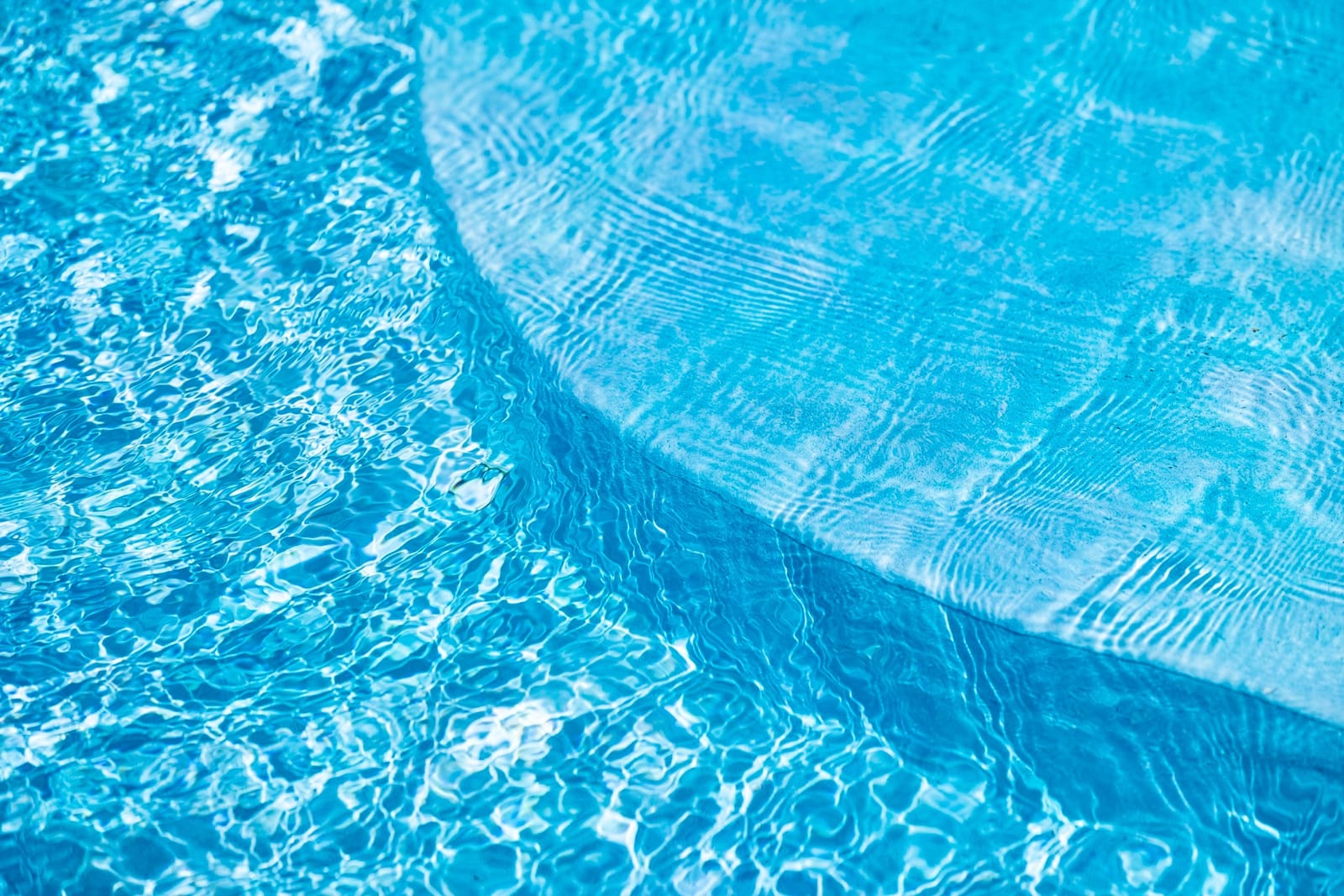 Piscine au revêtement Alkorplan Vogue Summer aux couleurs vives et eau lumineuse