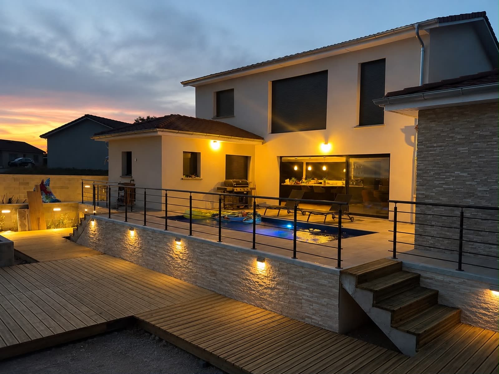 Villa contemporaine au crépuscule avec piscine 7×3 m en liner armé Bali sur terrasse surélevée éclairée