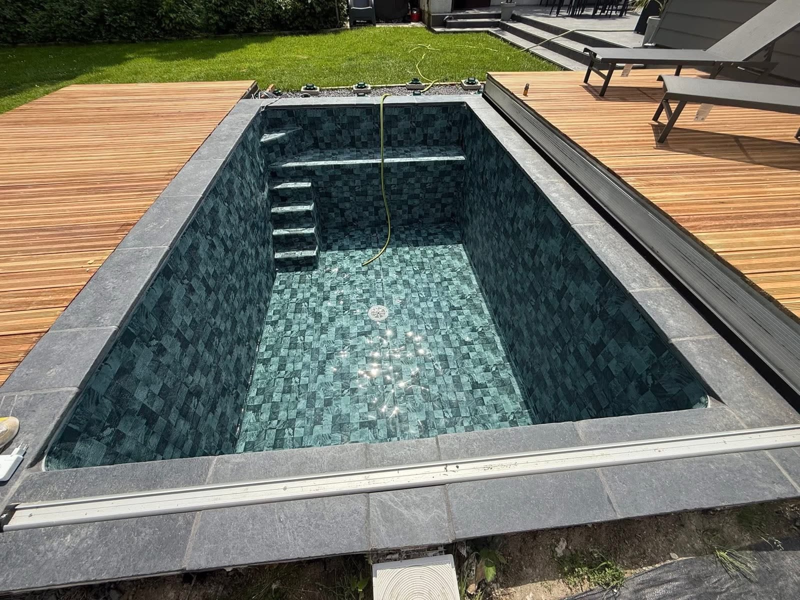 Piscine béton neuve 6×3 m avec liner armé imprimé Bali en cours de remise en eau, terrasse en bois