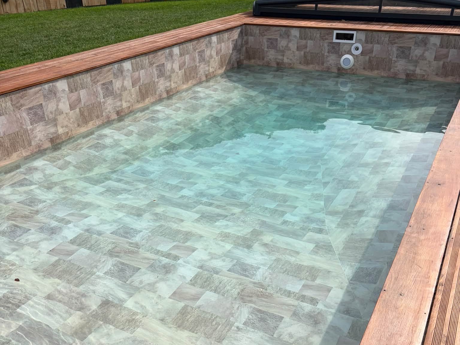 Piscine Desjoyaux 11×5 m rénovée en PVC armé Haogenplast Golden, remise en eau, terrasse en bois